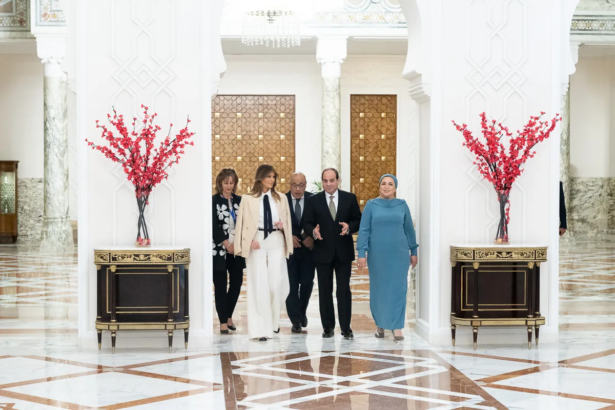 Foto de archivo del 6 de octubre de 2018: el presidente egipcio Abdel Fattah el-Sisi camina junto a Melania Trump y otras personas por el interior del Palacio de Ittihadiya, en El Cairo.