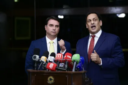 Foto de archivo del 30 de noviembre de 2021: Flávio Bolsonaro, a la izquierda, junto a su abogado Frederick Wassef durante una rueda de prensa ante varios micrófonos.