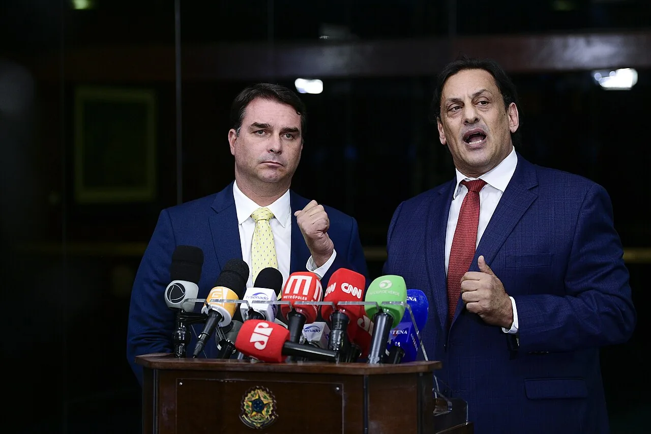 Foto de archivo del 30 de noviembre de 2021: Flávio Bolsonaro, a la izquierda, junto a su abogado Frederick Wassef durante una rueda de prensa ante varios micrófonos.