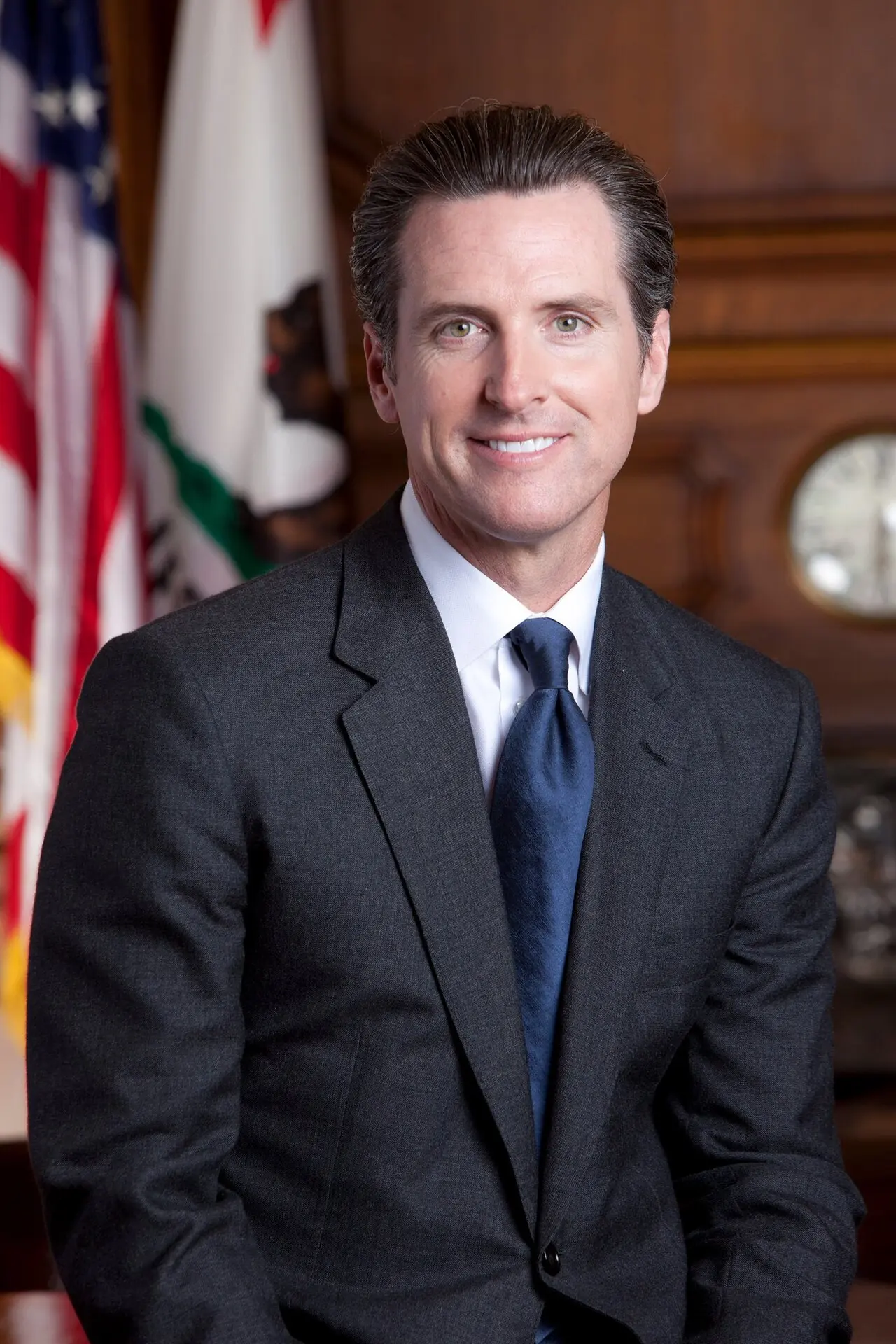Foto de archivo de Gavin Newsom, en traje y corbata, posando frente a las banderas de Estados Unidos y California. 10 de enero de 2011.