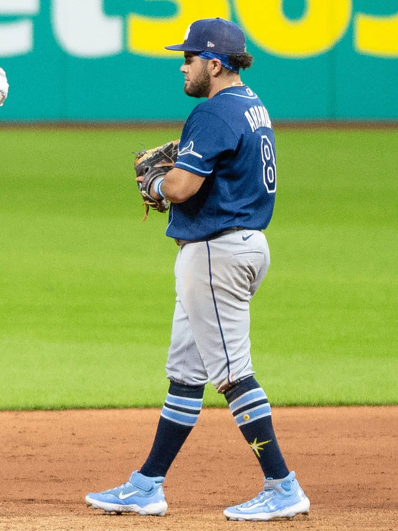 Foto de archivo de Jonathan Aranda, con uniforme de los Rays y guante en mano, sobre el terreno de juego. Fecha indicada en los metadatos: 28 de abril de 2026.
