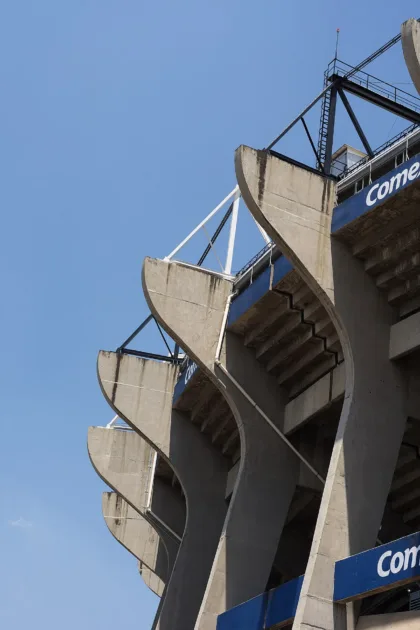 Archival photo of the exterior of Estadio Azteca, currently called Estadio Banorte, with its concrete stands and metal structure under a clear sky. Taken on 17 June 2017.