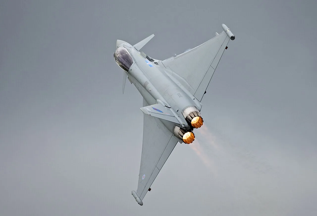 Foto de archivo, tomada el 7 de julio de 2012, de un Eurofighter Typhoon de la RAF en vuelo, con los motores encendidos.