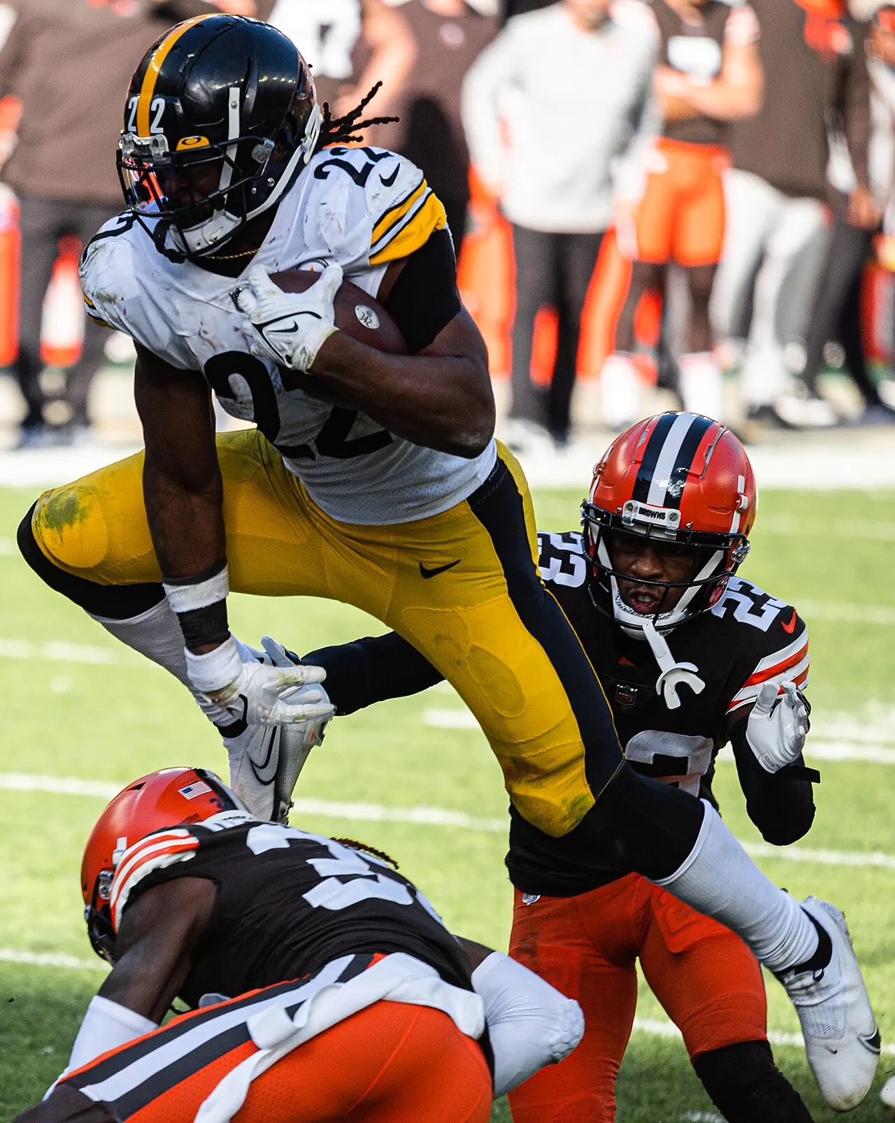Foto de archivo del 31 de octubre de 2021: Najee Harris, con el uniforme de los Pittsburgh Steelers, corre con el balón durante un partido contra los Cleveland Browns.