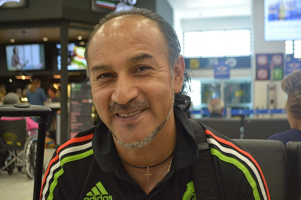Foto de archivo del 6 de octubre de 2016: Raúl “Potro” Gutiérrez, en primer plano y con una camiseta deportiva negra, posa en un espacio interior público.