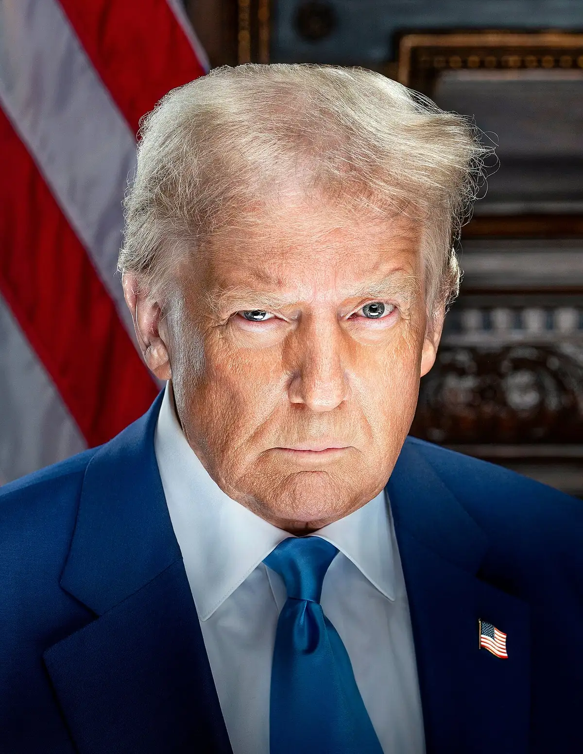 Foto de archivo del retrato oficial presidencial de Donald Trump, con traje azul y una bandera estadounidense al fondo, tomada el 15 de enero de 2025.