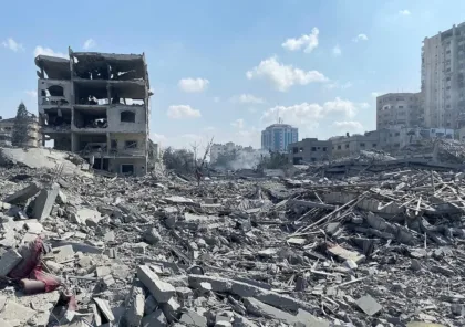 Foto de archivo del 10 de octubre de 2023 de edificios residenciales dañados y escombros en el barrio de Rimal, en la ciudad de Gaza.