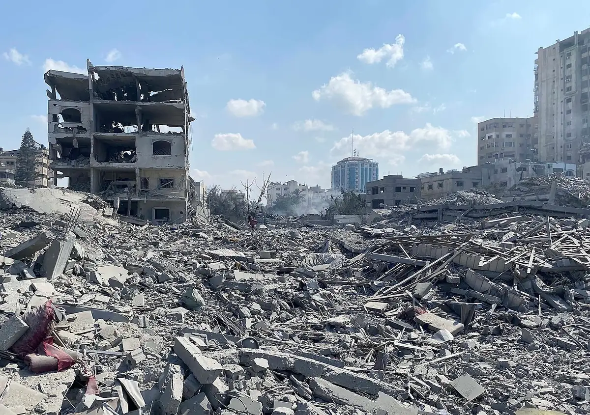 Foto de archivo del 10 de octubre de 2023 de edificios residenciales dañados y escombros en el barrio de Rimal, en la ciudad de Gaza.