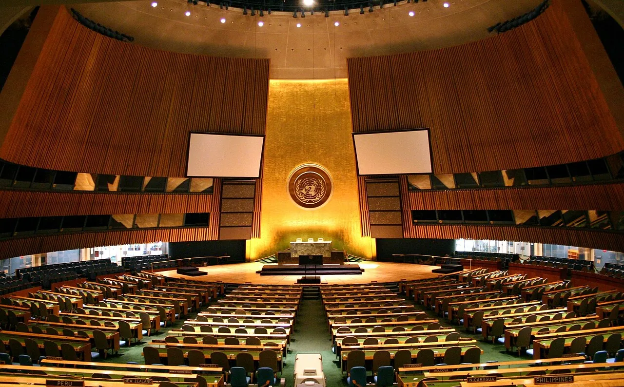 Foto de archivo del 17 de diciembre de 2006 del Salón de la Asamblea General de las Naciones Unidas, con filas de asientos, el emblema de la ONU y el estrado.