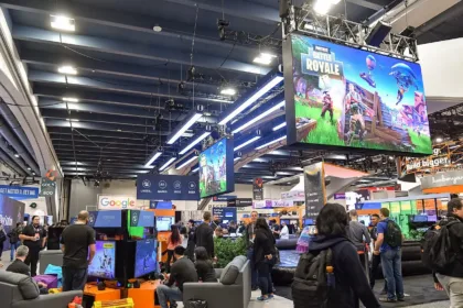Foto de archivo del 21 de marzo de 2018: una gran pantalla muestra Fortnite Battle Royale en un pabellón de la GDC, rodeada de puestos y asistentes.