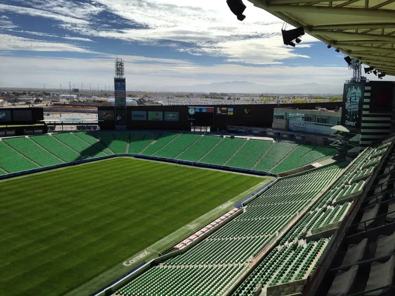 Foto de archivo del 16 de diciembre de 2015 del Estadio Corona TSM, con la cancha de césped y las gradas verdes vistas desde el interior.