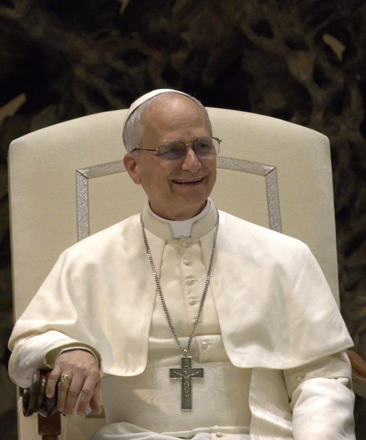 Foto de archivo del papa León XIV sentado con vestiduras papales durante una audiencia con los medios, el 12 de mayo de 2025.