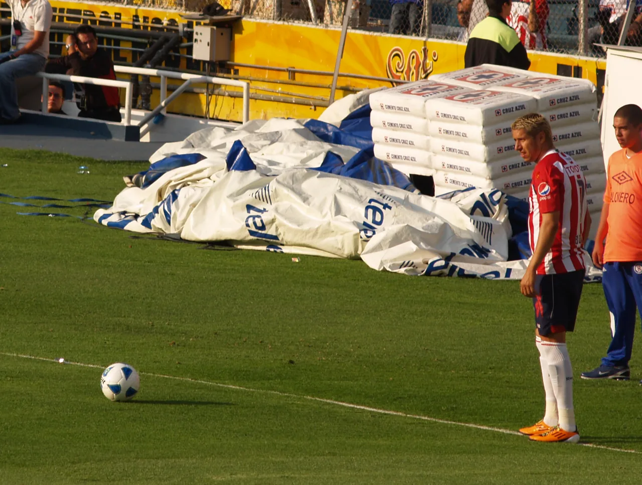 Foto de archivo de Adolfo «Bofo» Bautista, de pie sobre el césped con uniforme rojiblanco; se ve un balón delante de él. 23 de abril de 2011.
