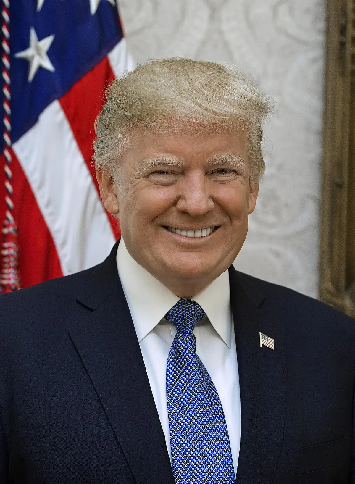 Foto de archivo de Donald Trump posando para su retrato oficial en la Casa Blanca, en Washington, el 6 de octubre de 2017.