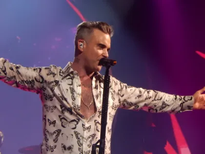 Robbie Williams cantando en el Roundhouse de Londres en 2016