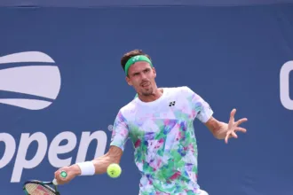Daniel Altmaier golpea una pelota durante el US Open de 2023