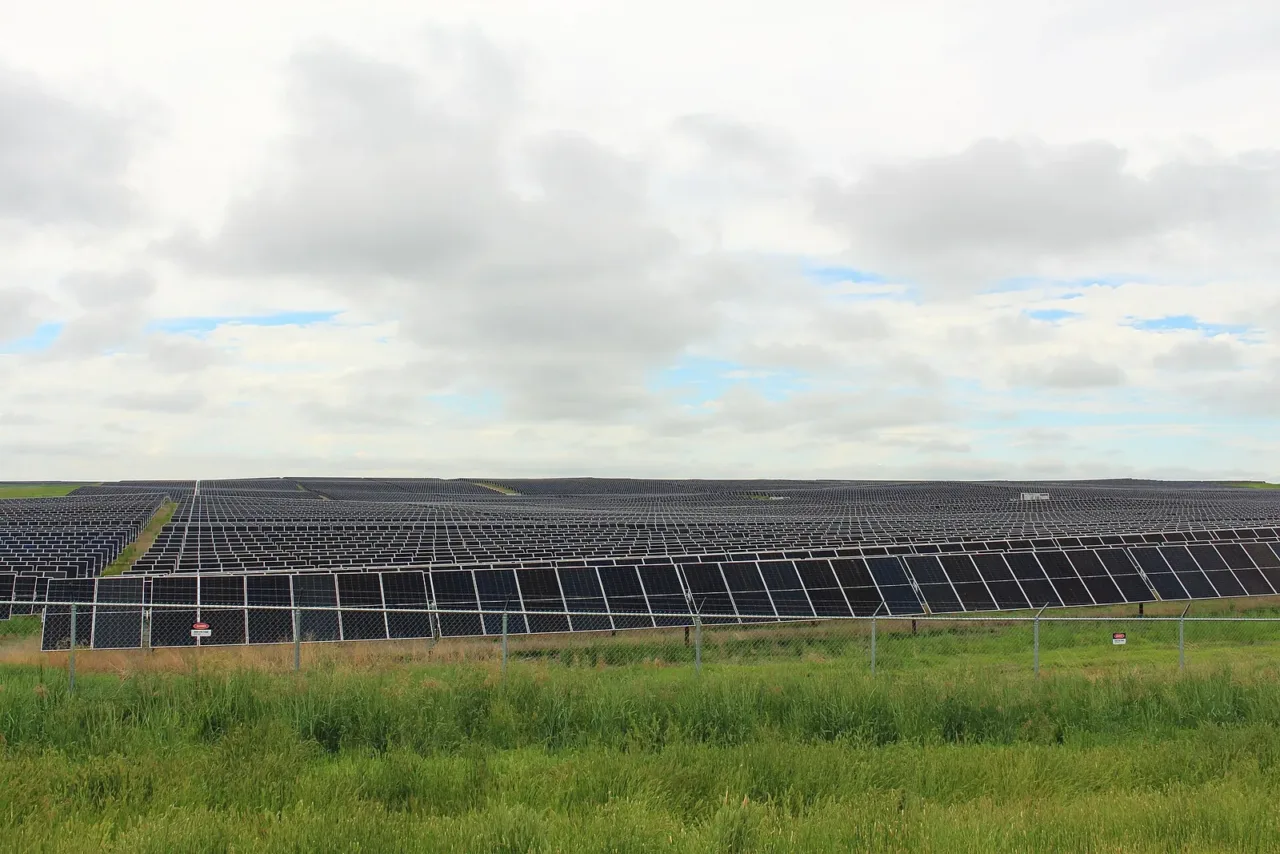Paneles fotovoltaicos de la planta solar Travers en Alberta, Canadá