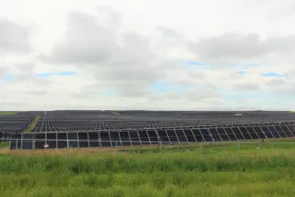 Paneles fotovoltaicos de la planta solar Travers en Alberta, Canadá