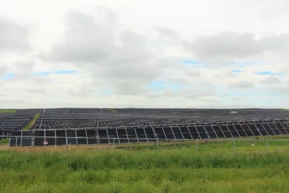 Paneles fotovoltaicos de la planta solar Travers en Alberta, Canadá