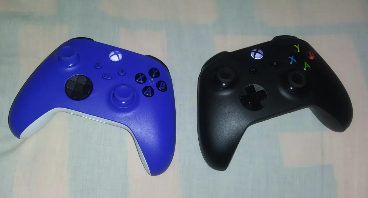 Controles de Xbox Series y Xbox One, fotografía de archivo de 2021