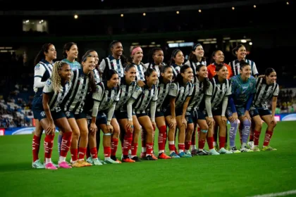 Jugadoras de Rayadas en la fotografía de equipo antes de enfrentar al América