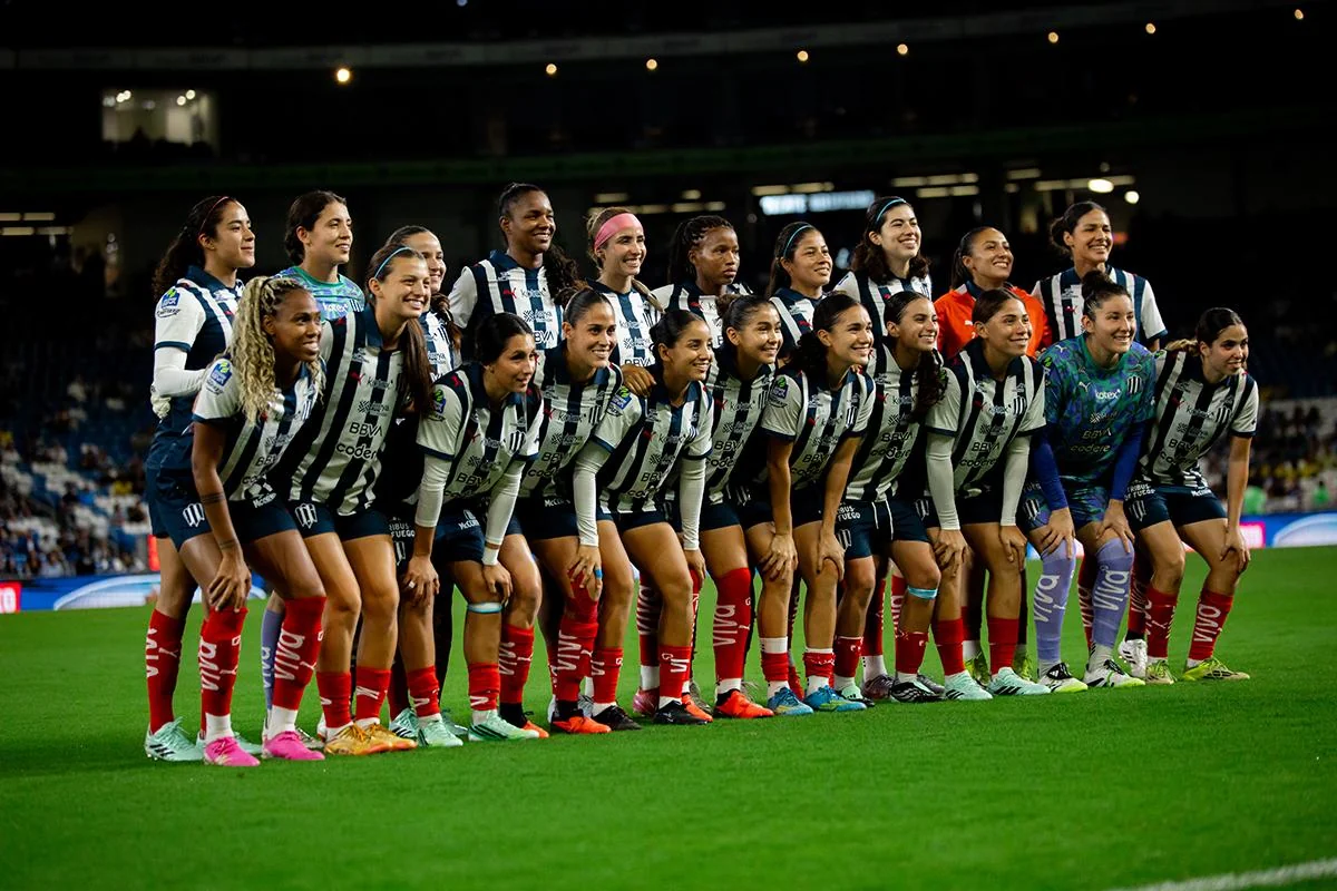 Jugadoras de Rayadas en la fotografía de equipo antes de enfrentar al América