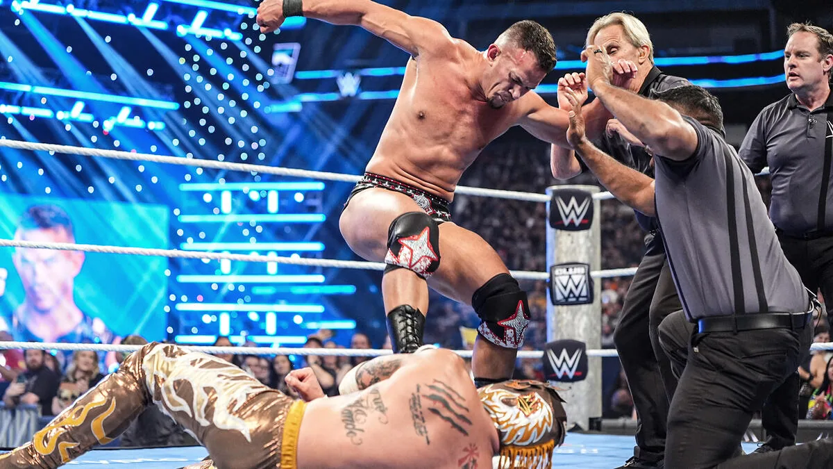 Rey Fénix en el ring durante el ataque de Ricky Saints