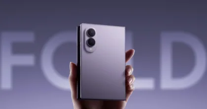 Samsung Galaxy Z Fold8 cerrado en color lavanda.
