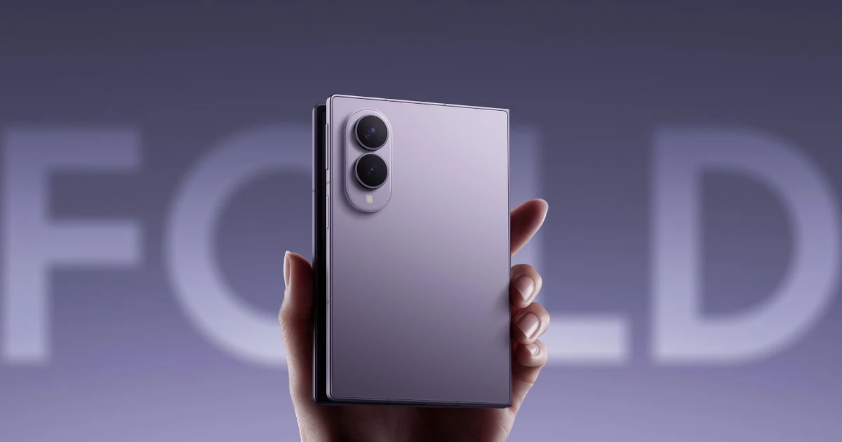 Samsung Galaxy Z Fold8 cerrado en color lavanda.