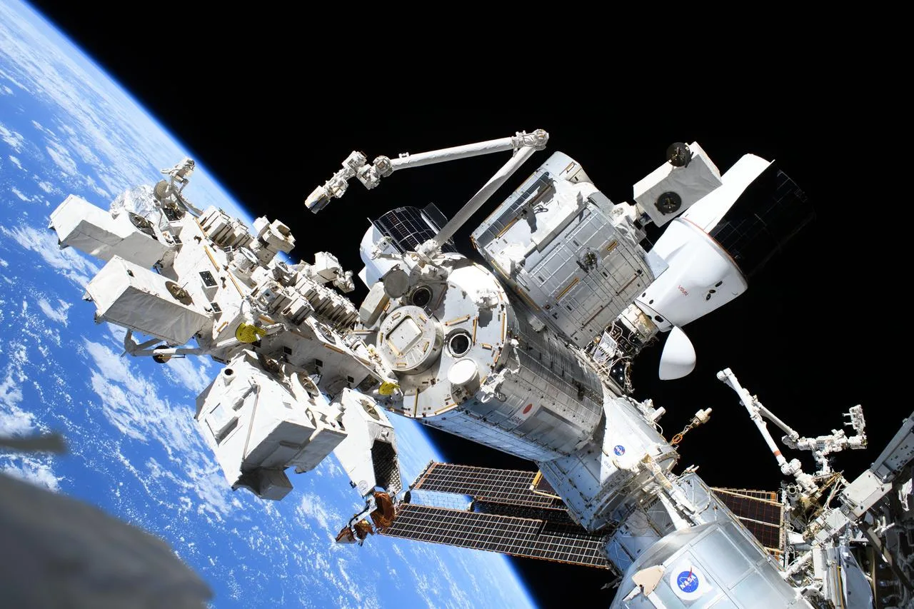 Módulo Kibo y cápsulas Dragon junto a la Estación Espacial Internacional