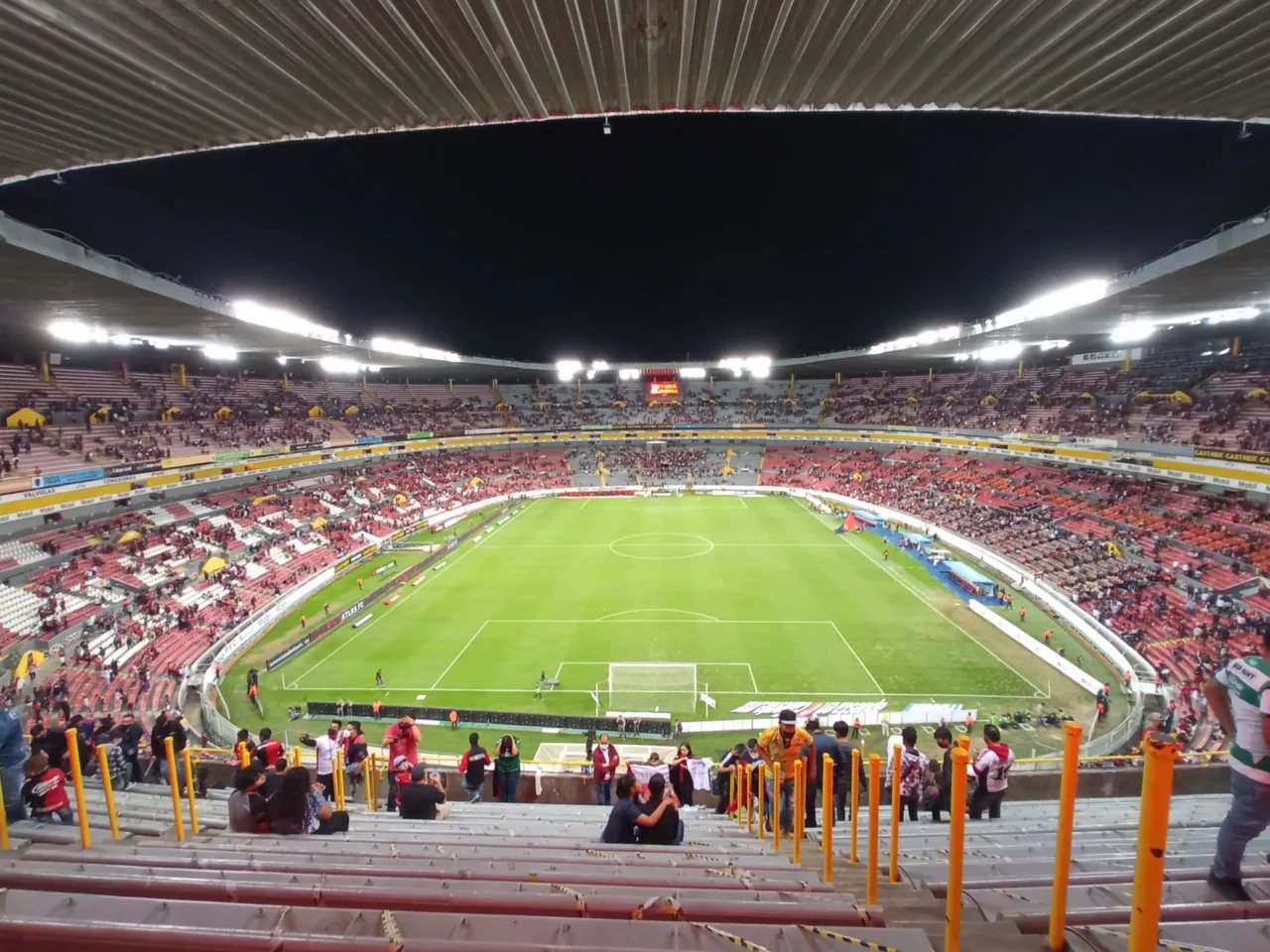 Cancha y tribunas del Estadio Jalisco vistas desde la portería sur