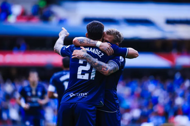 Jugadores de Cruz Azul celebran durante un partido ante Toluca, en una fotografía de archivo