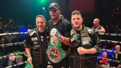 Ángel Raymond Morejón posa con su equipo y el cinturón Silver bridger del CMB