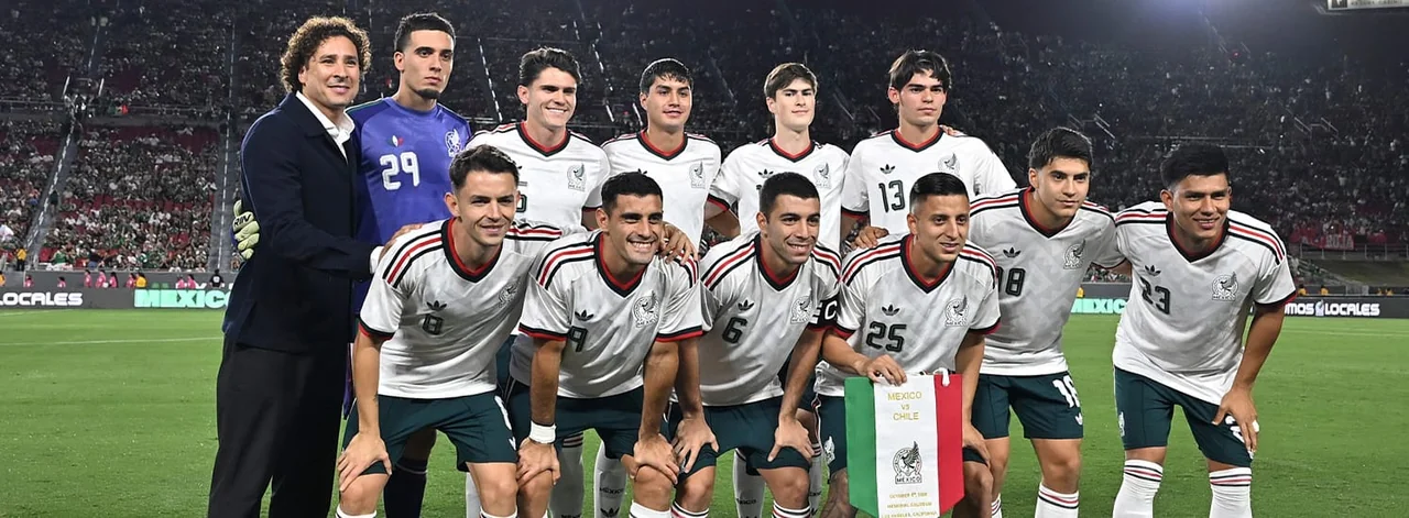 Selección mexicana mayor con uniforme blanco antes de un partido