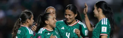 Mexico women’s players in their green kit