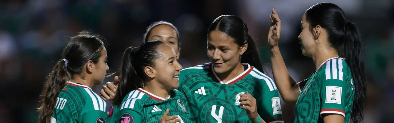 Futbolistas de México femenil con la camiseta verde